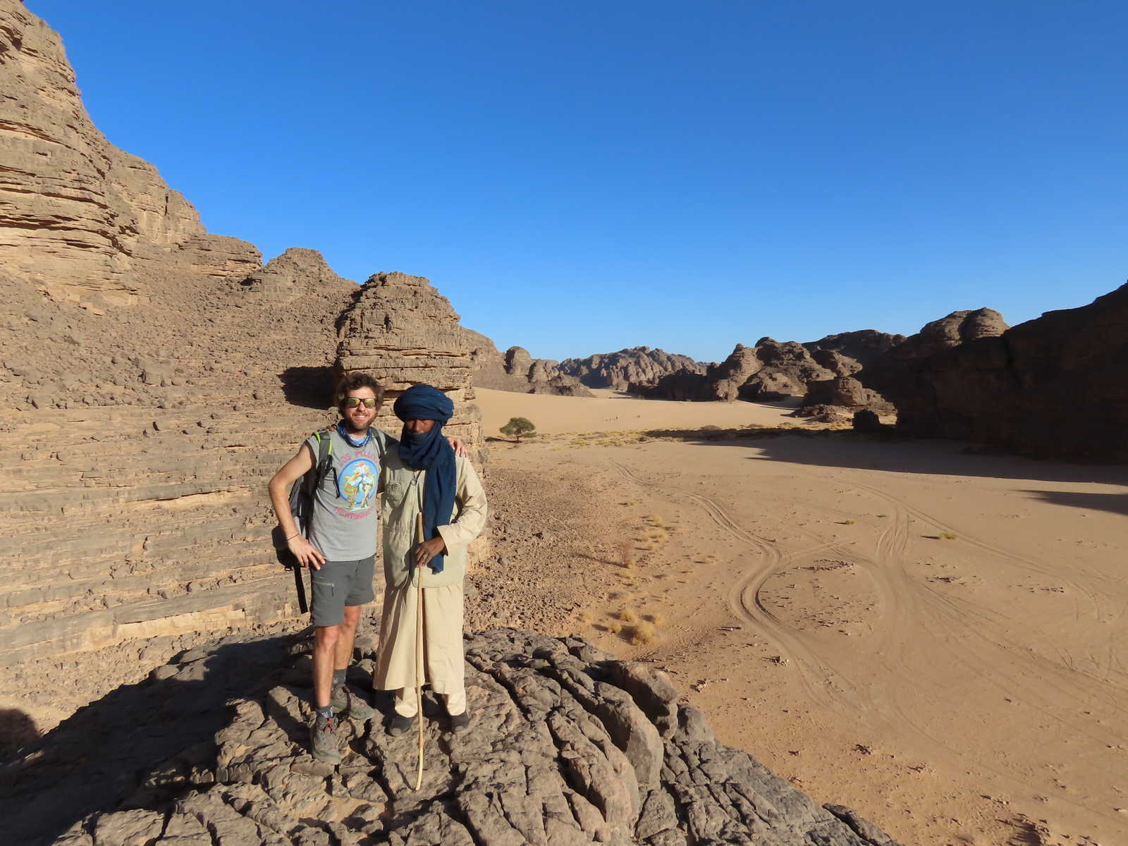 Florian Grally, staff et son guide local touareg, en Algérie © Grally Florian