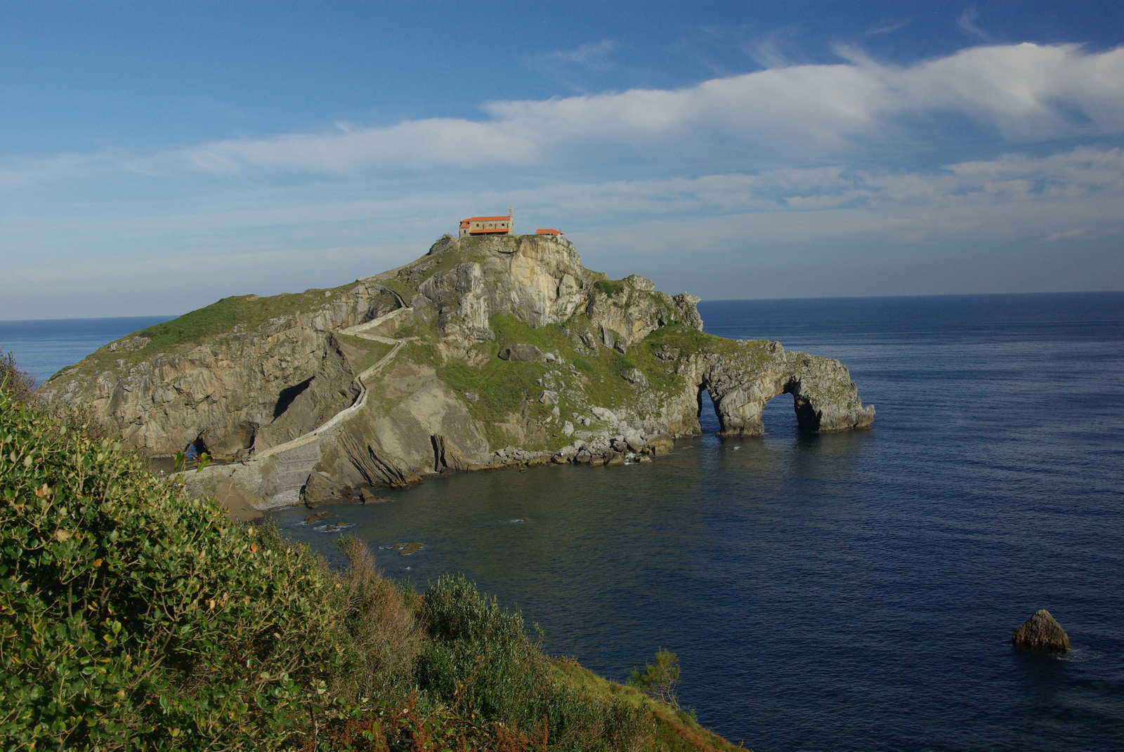 Gaztelugatxe Îlot dans les Pyrénées en Espagne © Serano David