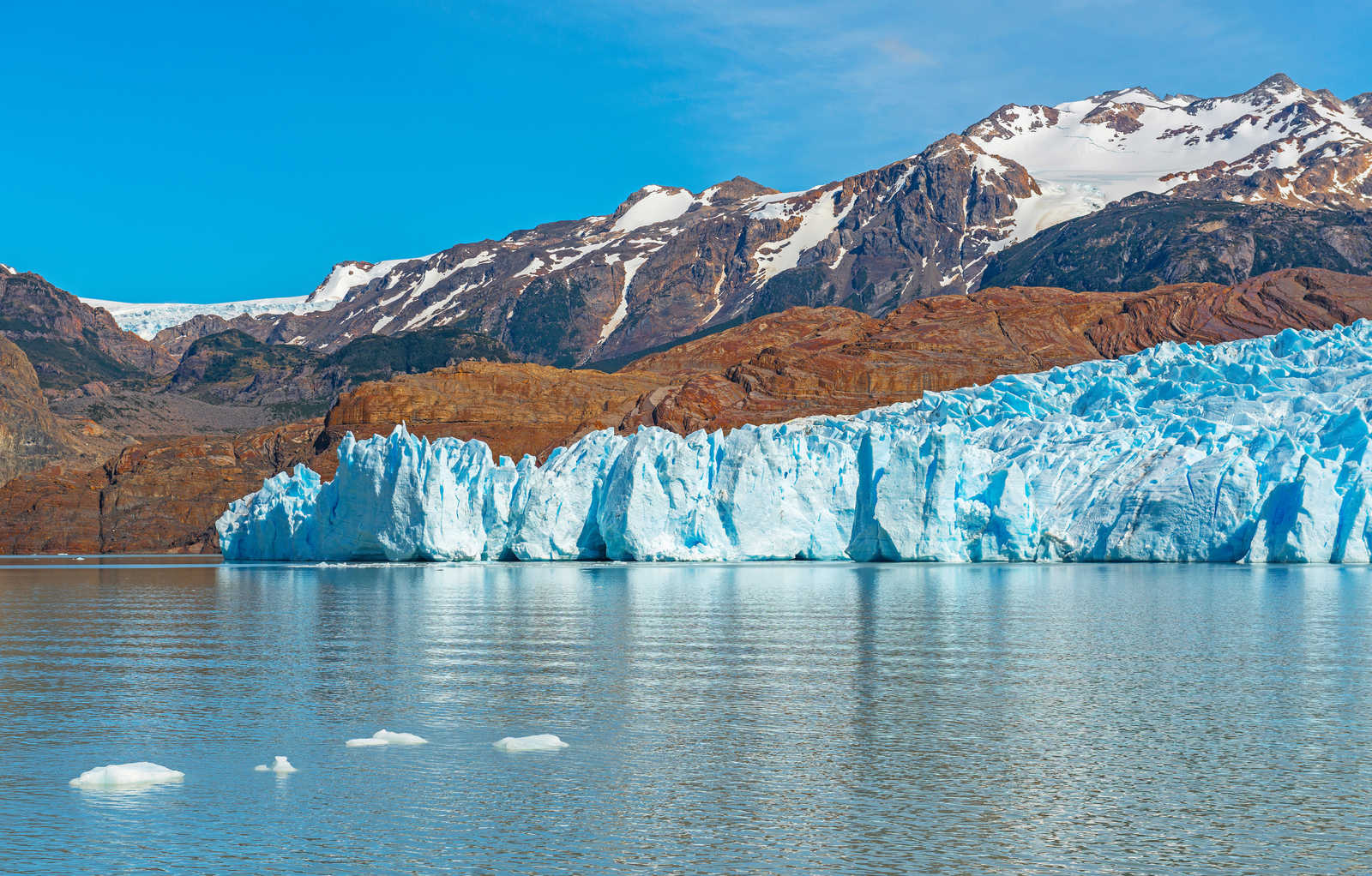 Glacier Grey en été dans le Lago Grey avec la cordillère des Andes en arrière-plan, parc national Torres del Paine, Puerto Natales, Patagonie. © Sl-Photography