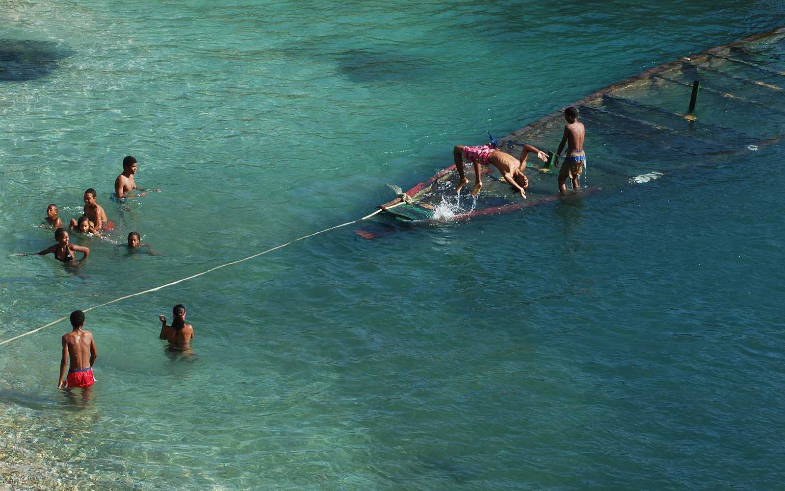 Groupe d'adolescents jouant dans l'eau au Cap vert © A. BREYSSE