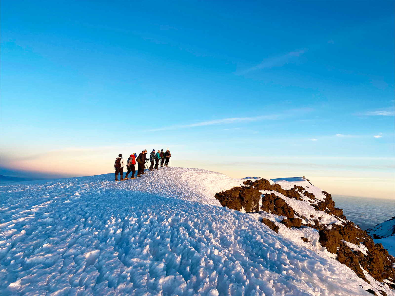 Groupe de randonneurs au sommet du Kilimandjaro enneigé en Tanzanie © Tikhomiroff Sacha Shutterstock