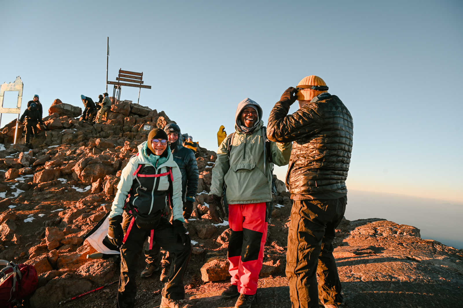 groupe de randonneurs au sommet du mont Kenya au Kenya © Coudret Étienne