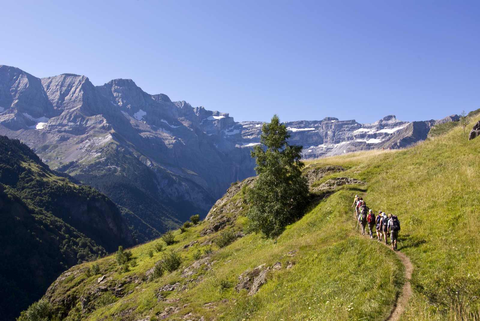 groupe de randonneurs dans les Pyrénées © Serano David