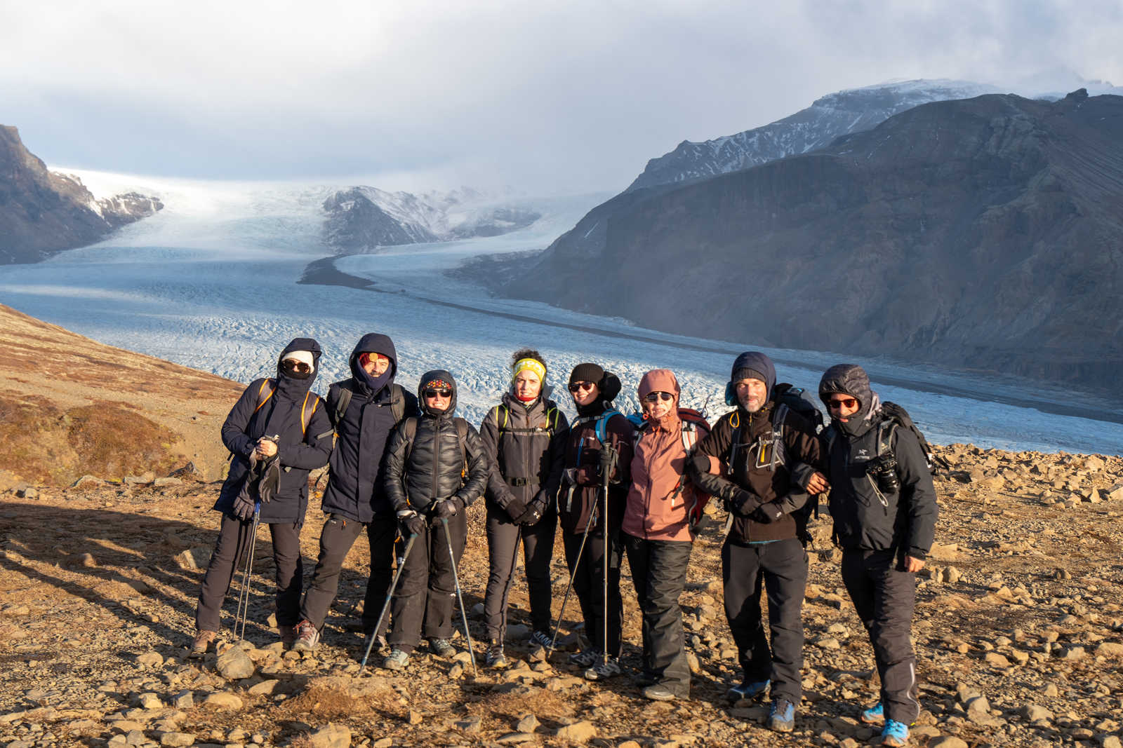 groupe de randonneurs devant le glacier Skaftafellsjökull en Islande © Quillévéré Yann