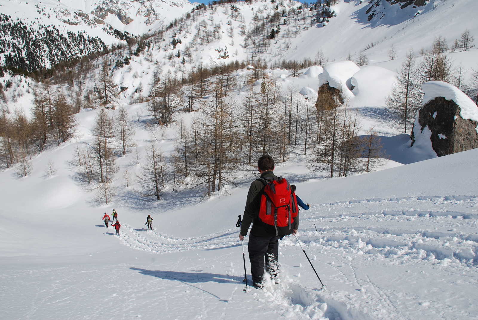 groupe de randonneurs en pleine randonnée de retour au sud est de la France dans les Alpes © Destination Queyras