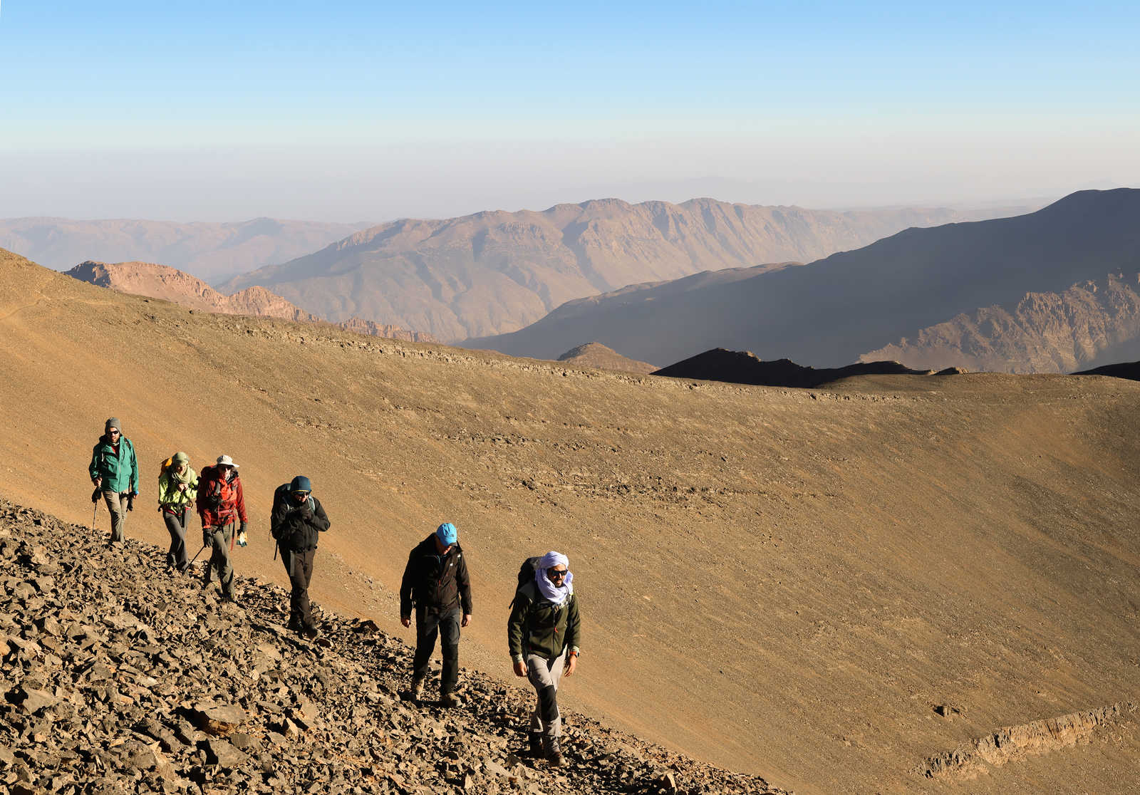 Groupe de randonneurs en randonnée dans l'Atlas marocain, Maroc © Foutrak Laura