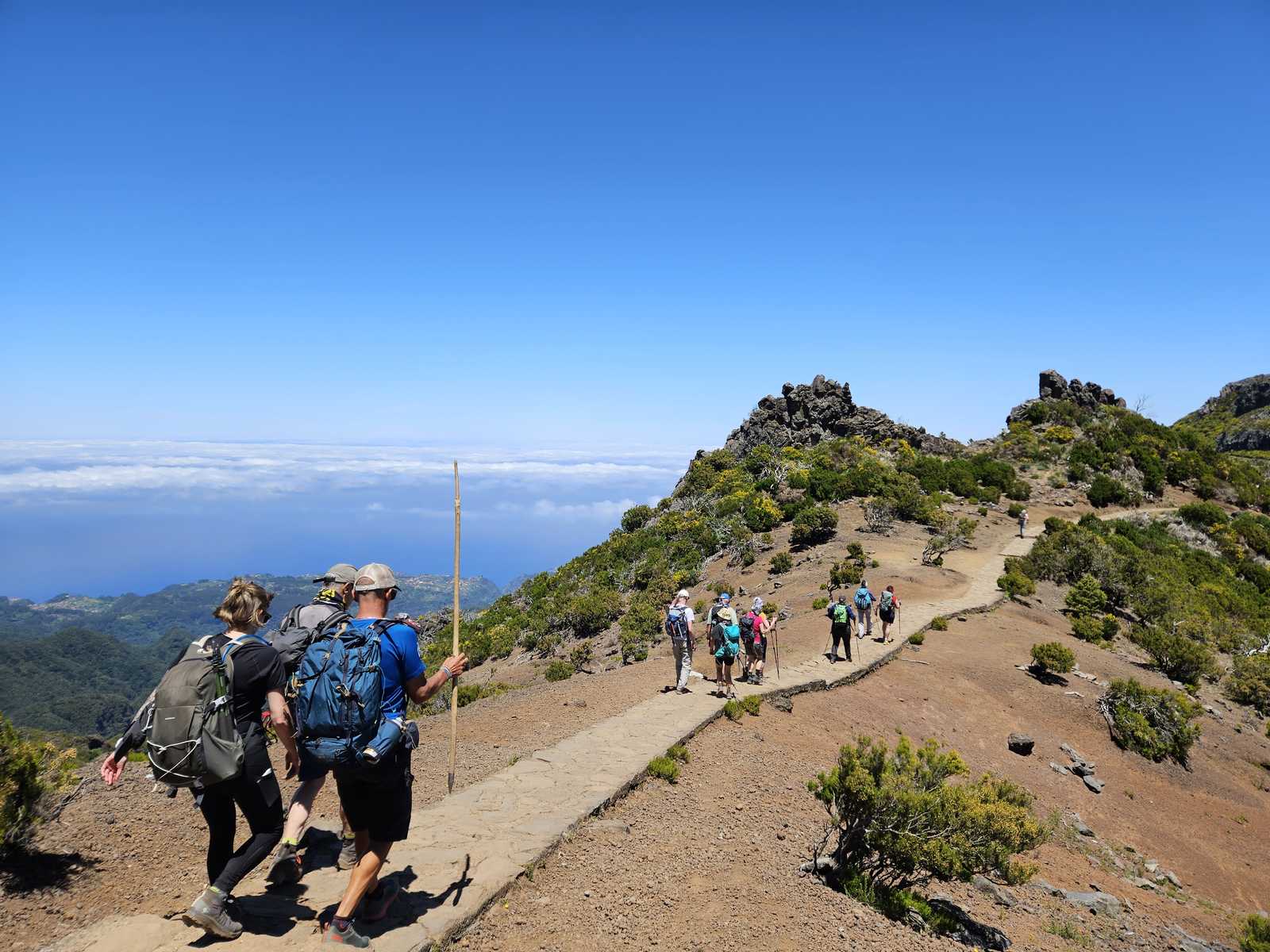 Groupe de randonneurs sur les sentiers du Pico Ruivo © Resta Lidia