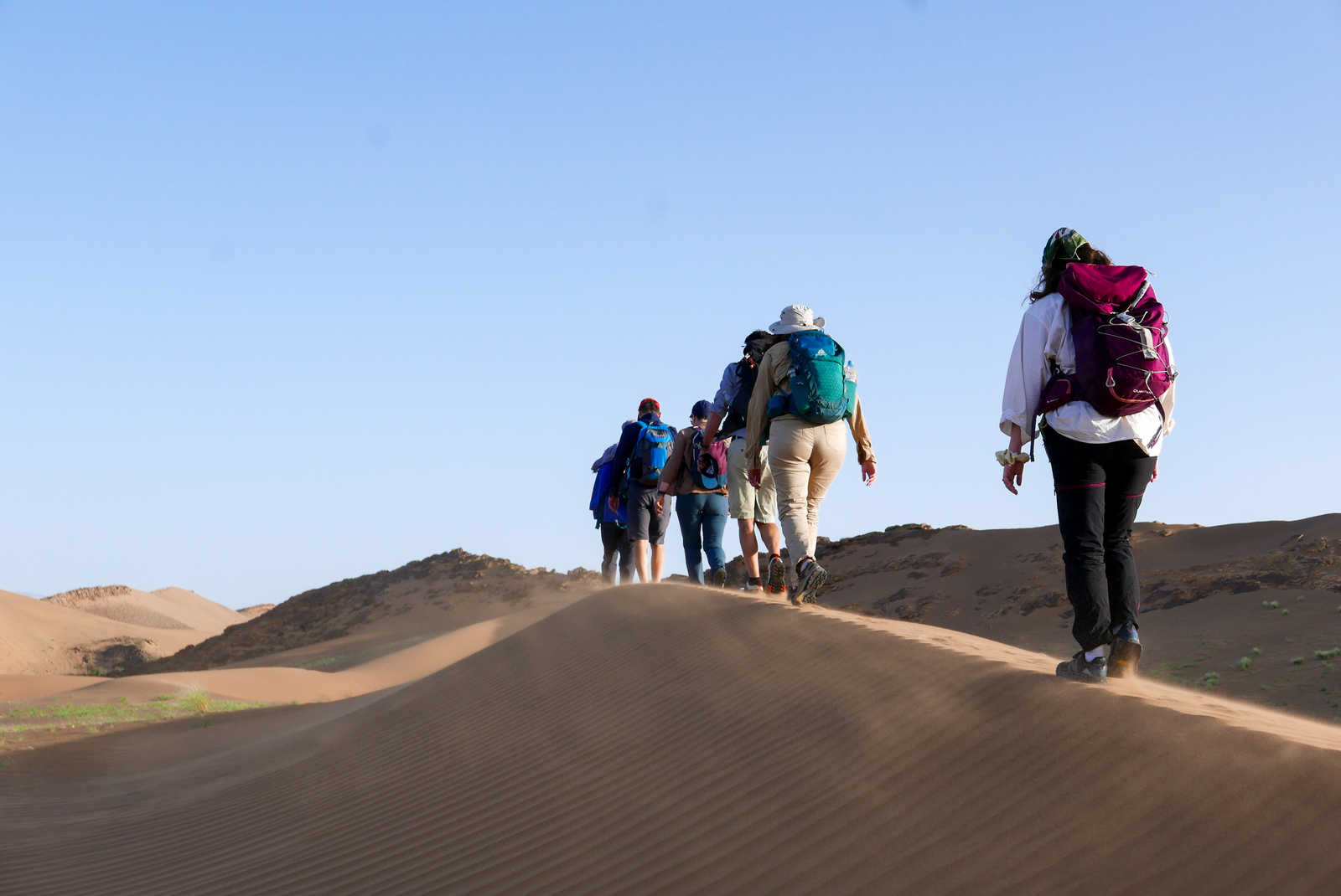 groupe sur une dune de sable dans le désert au maroc © Della Libera Silène