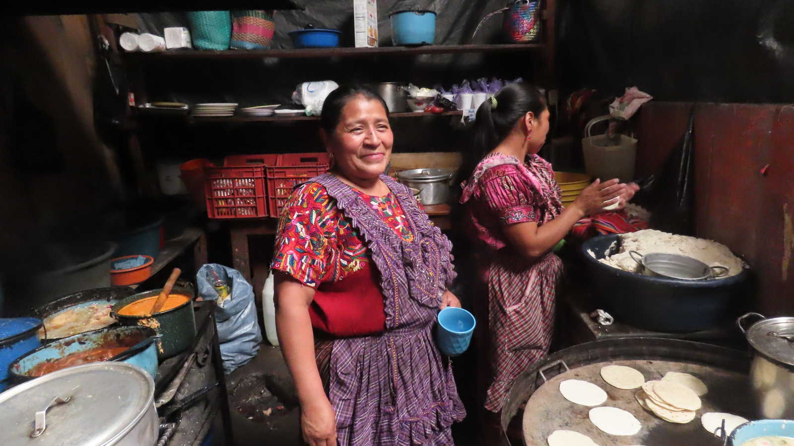 Guatémaltèques en train de préparer des mets locaux au marché de Chichicastenango au Guatemala © Grally Florian