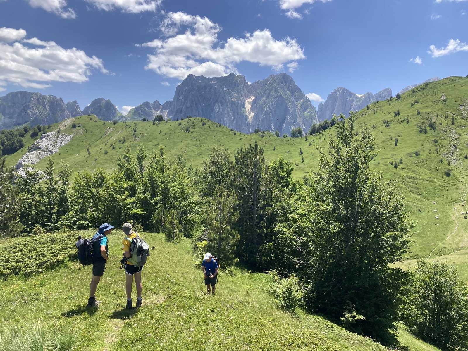 Guide et randonneur observant le Maja Rosni, Alpes Albanaises, frontière entre Albanie et Montenegro © Vigneron Perrine