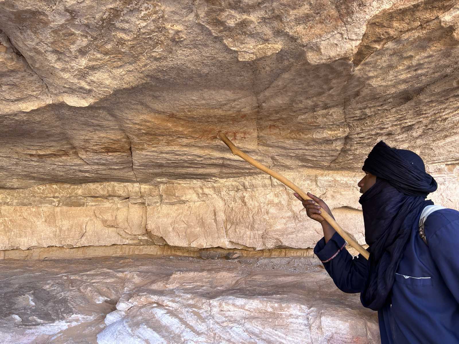 Guide Touareg expliquant une peinture rupestre dans le Tassili N'Ajjer, en Algérie © Dufy Caroline