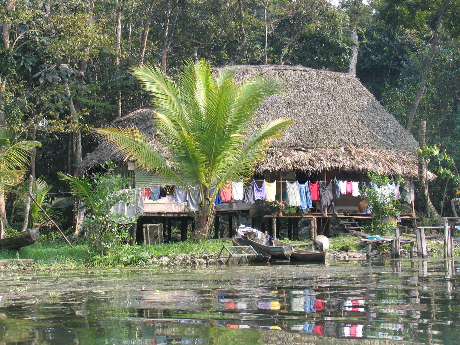 Habitat traditionnel sur le Rio Dulce au Guatemala © Petin Olivier