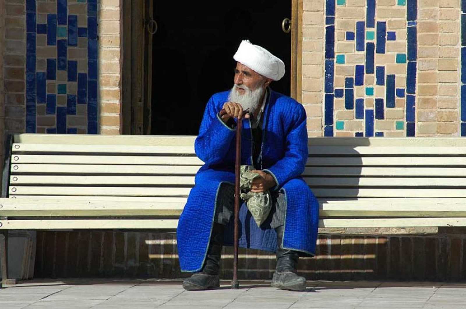 Homme assis scène de vie en Ouzbékistan