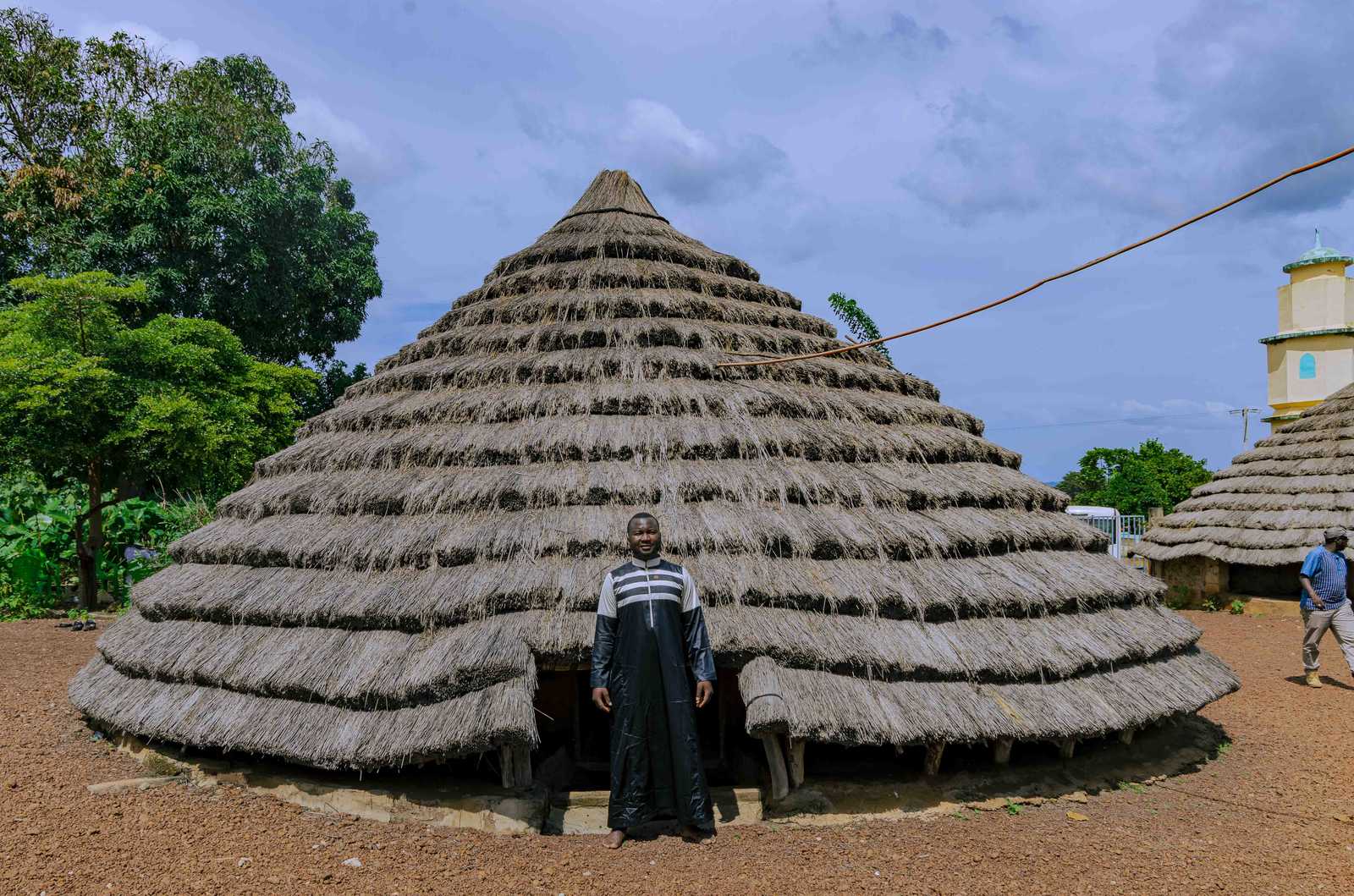 Homme devant la case à Pabre de Fougoumba © Fouta Trekking
