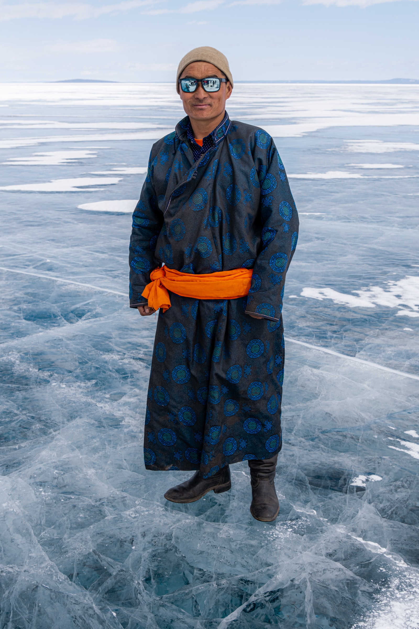 Homme nomade de Mongolie sur le lac gelé Khovsgol © Quillévéré Yann