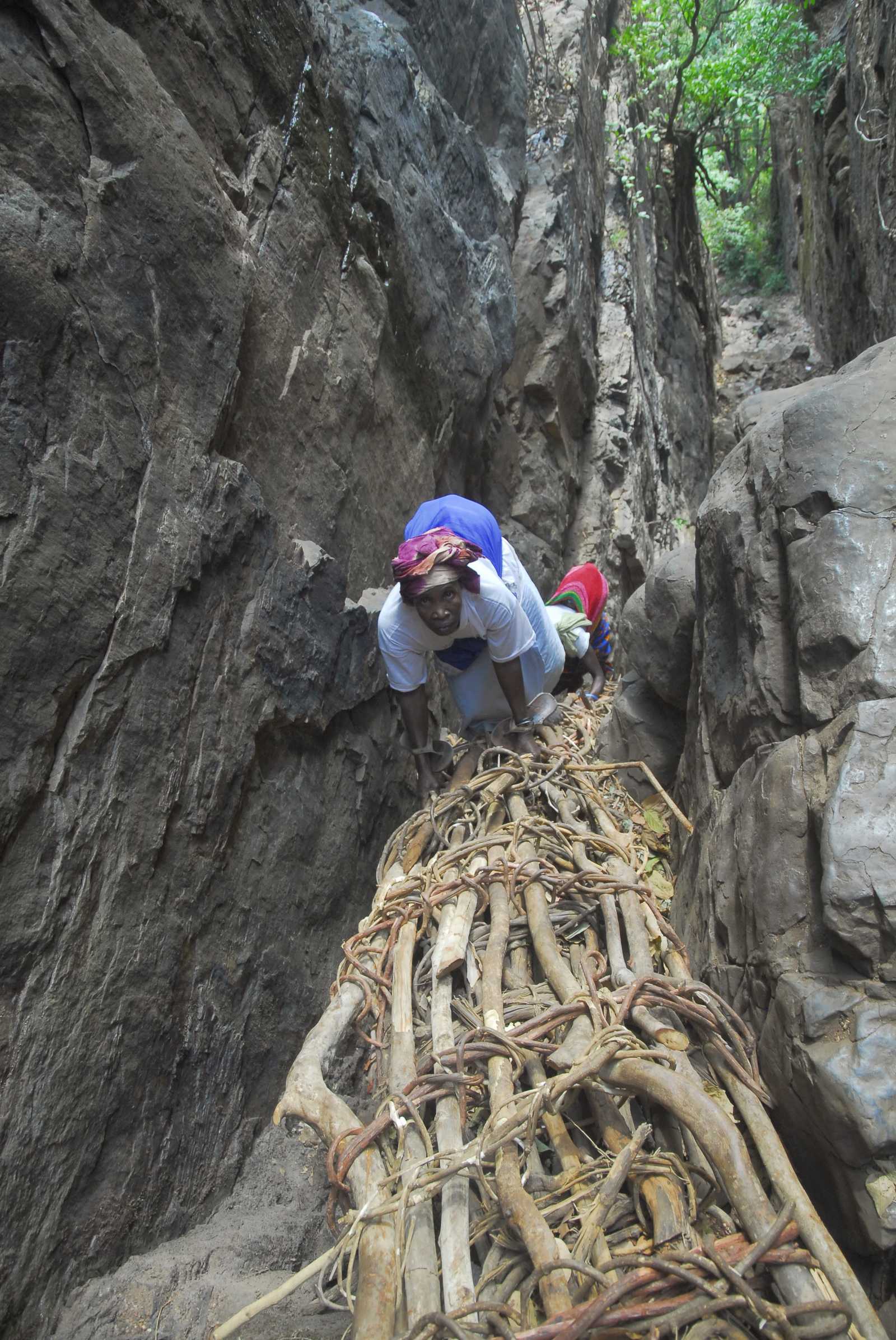 Homme sur les échelles de lelouma © Fouta Trekking