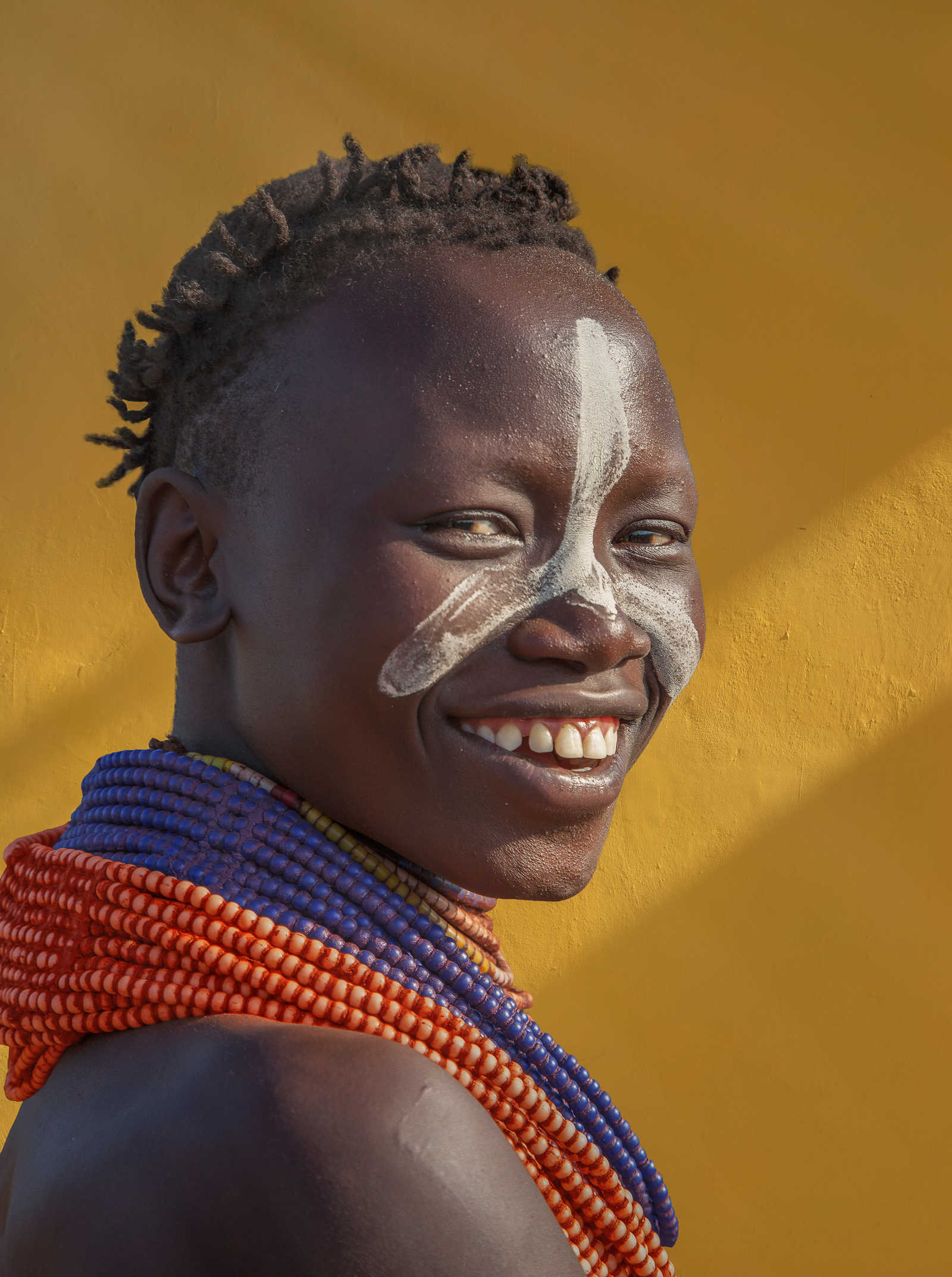 Jeune femme souriante de la tribu Karo © Cultura Allies