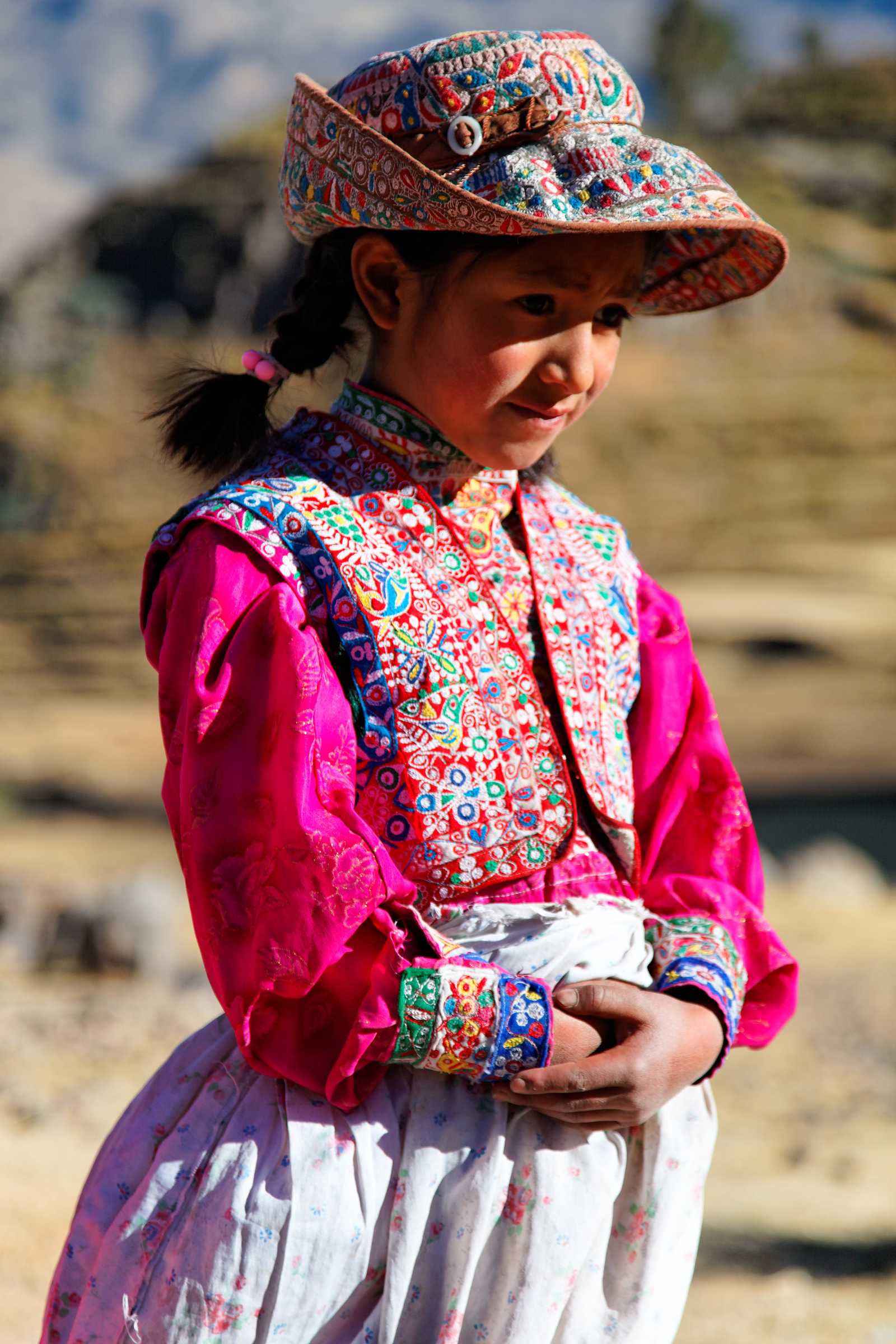 Jeune fille en habit local © G. ROHART