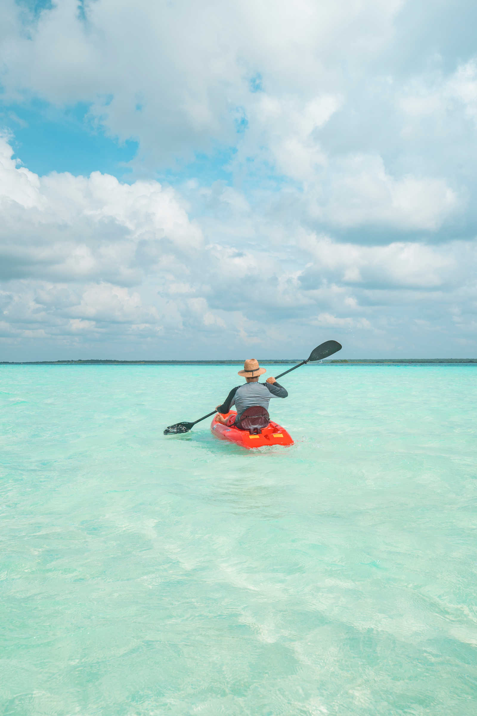 Kayak dans la lagune de Bacalar, près de Cancun à Riviera Maya, Mexique © Jose Luis