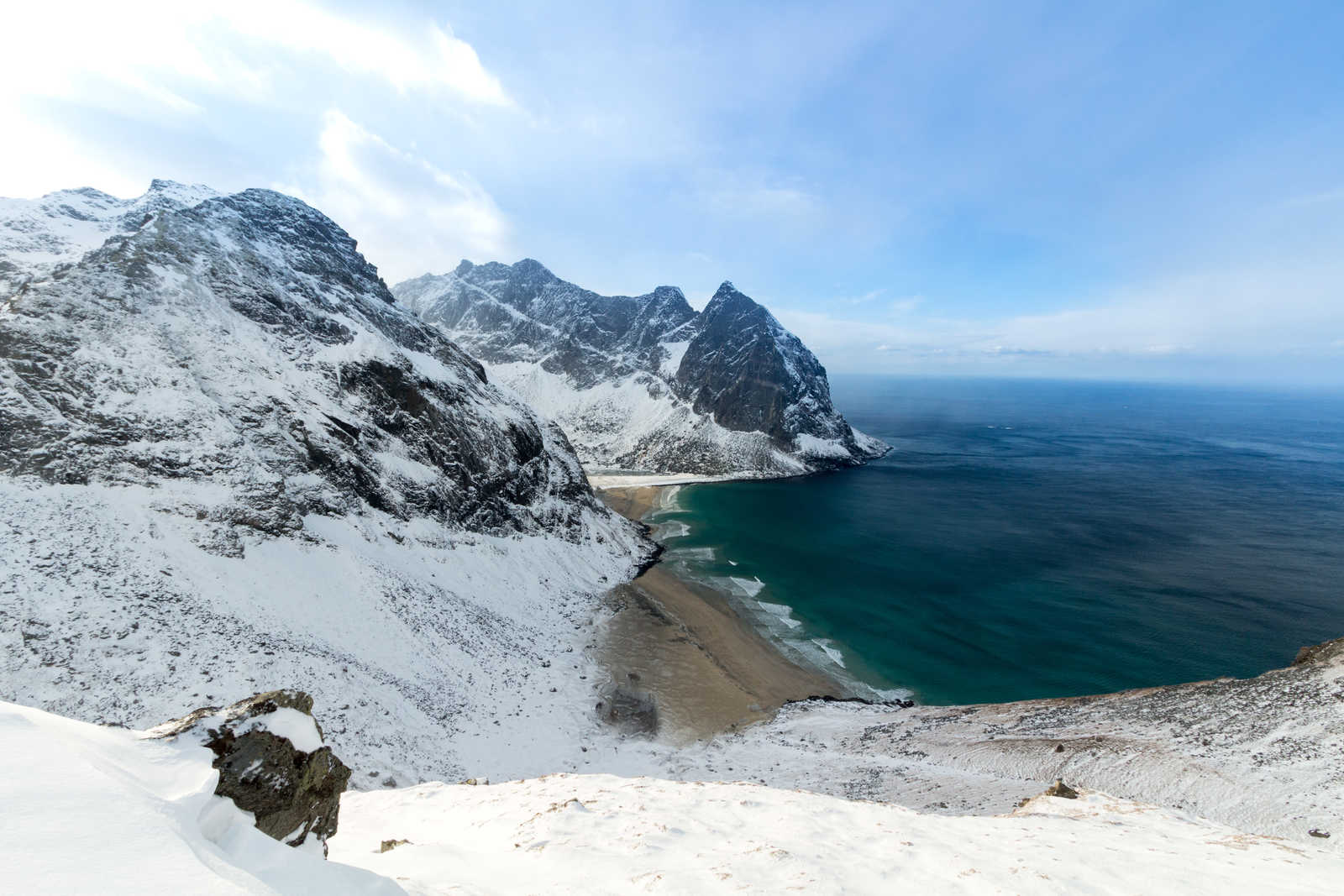 Kvalvika sous la neige en Norvège © Basmaji Rémi