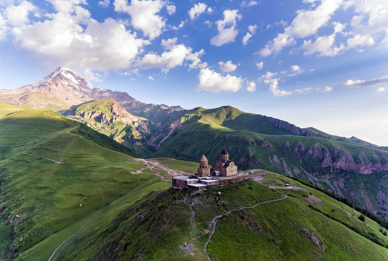 L'Église de la Trinité de Guerguéti en Géorgie © Dmytro Kosmenko