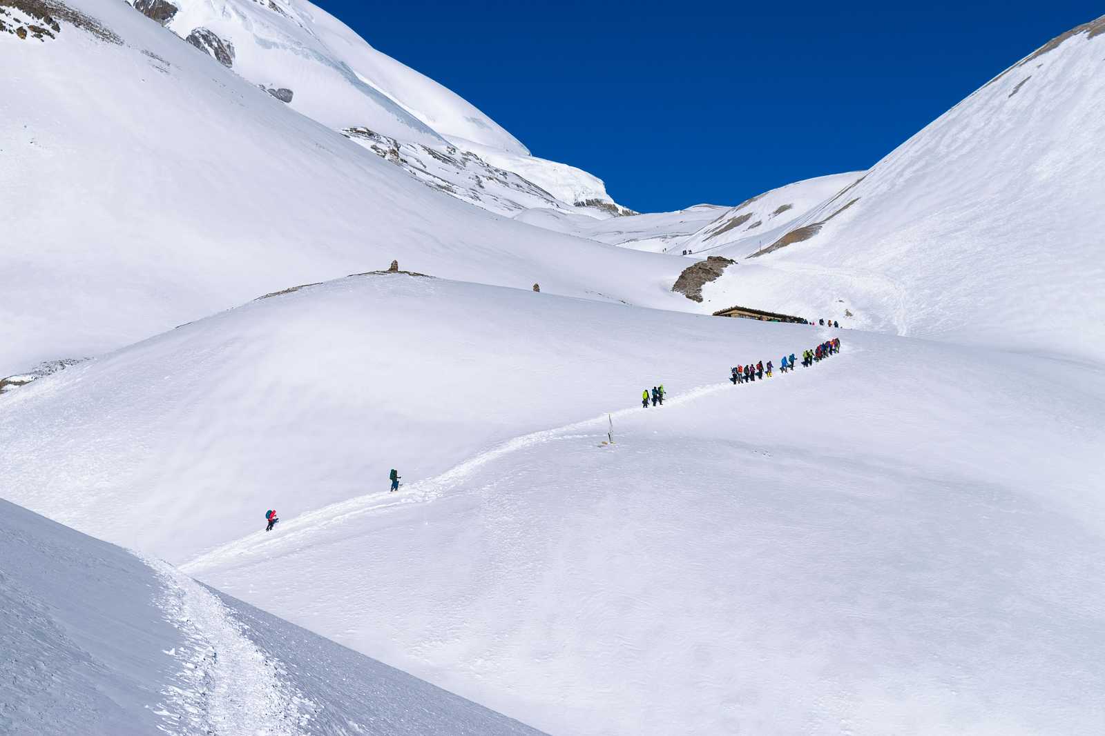 La montée avant l'arrivée au Col de Thorong © Nicola78/wirestock Creators