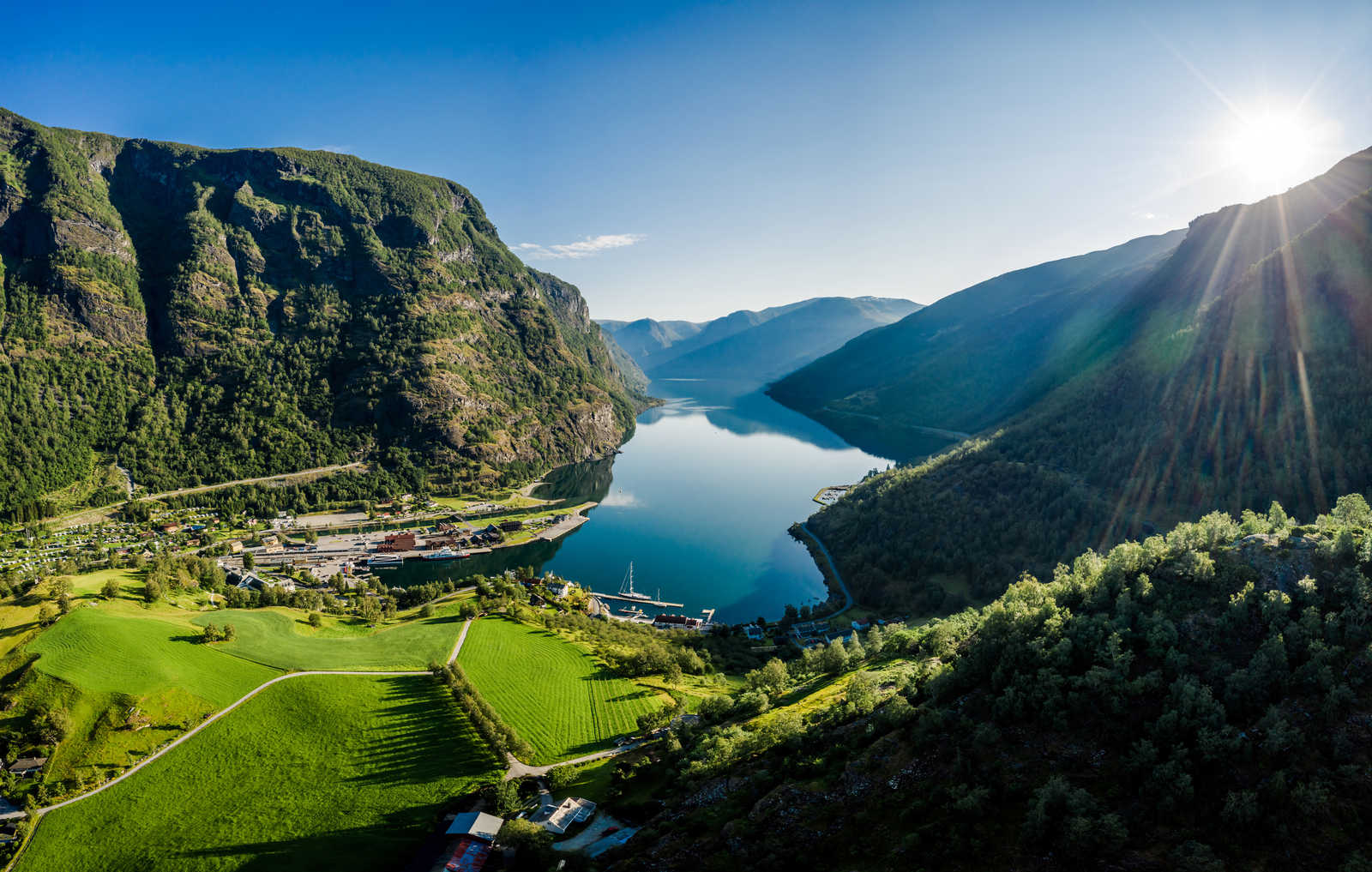 La ville de Flam d'Aurlandsfjord à l'aube © Armyagov Andrey