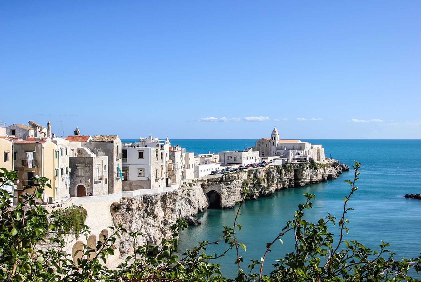 La ville de Vieste dans les Pouilles en Italie © pixabay