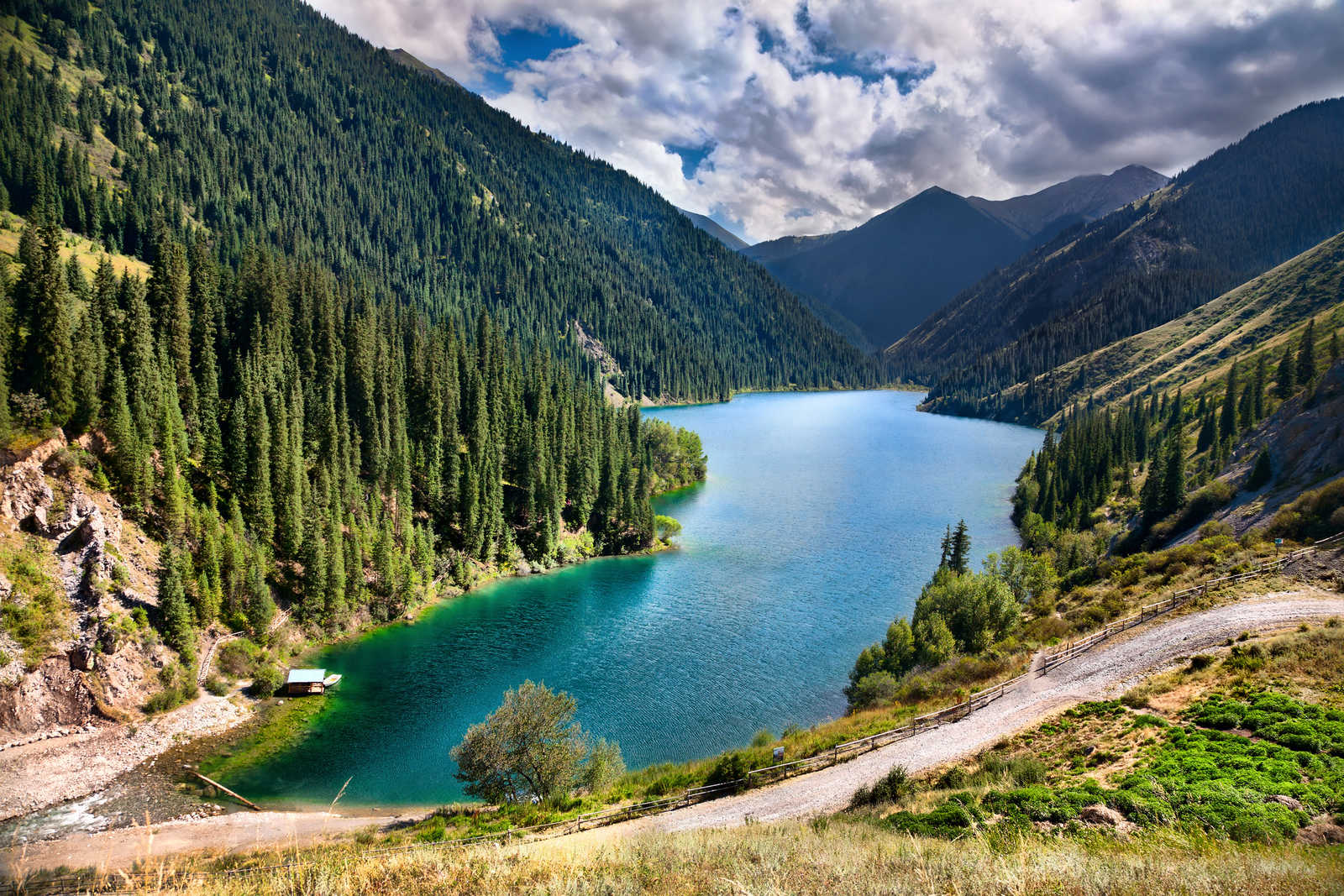 Lac alpin Kolsai à proximité de la ville kazakhe d'Almaty au Kazakhstan © Zolotukhin Max