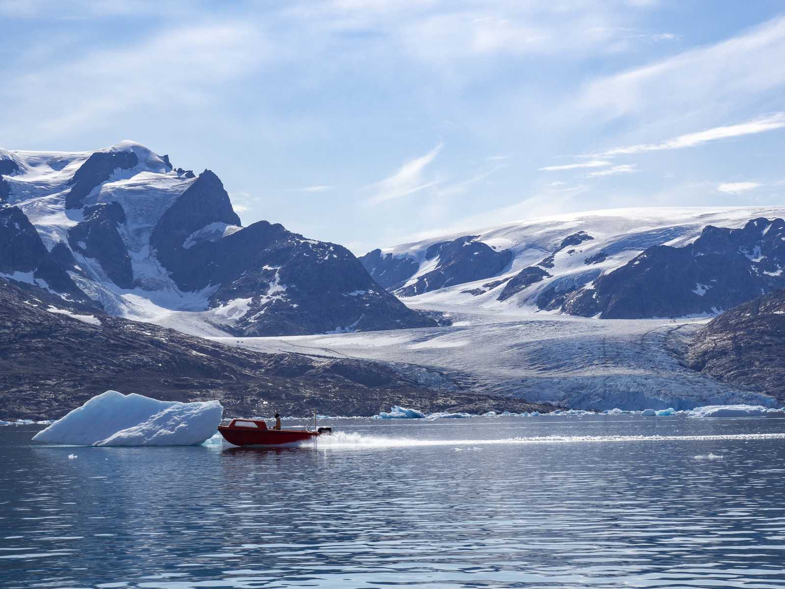 lac dans la montagne avec un petit bateau au Fjord Johan Peterson au Groenland © Pellet Stéphanie