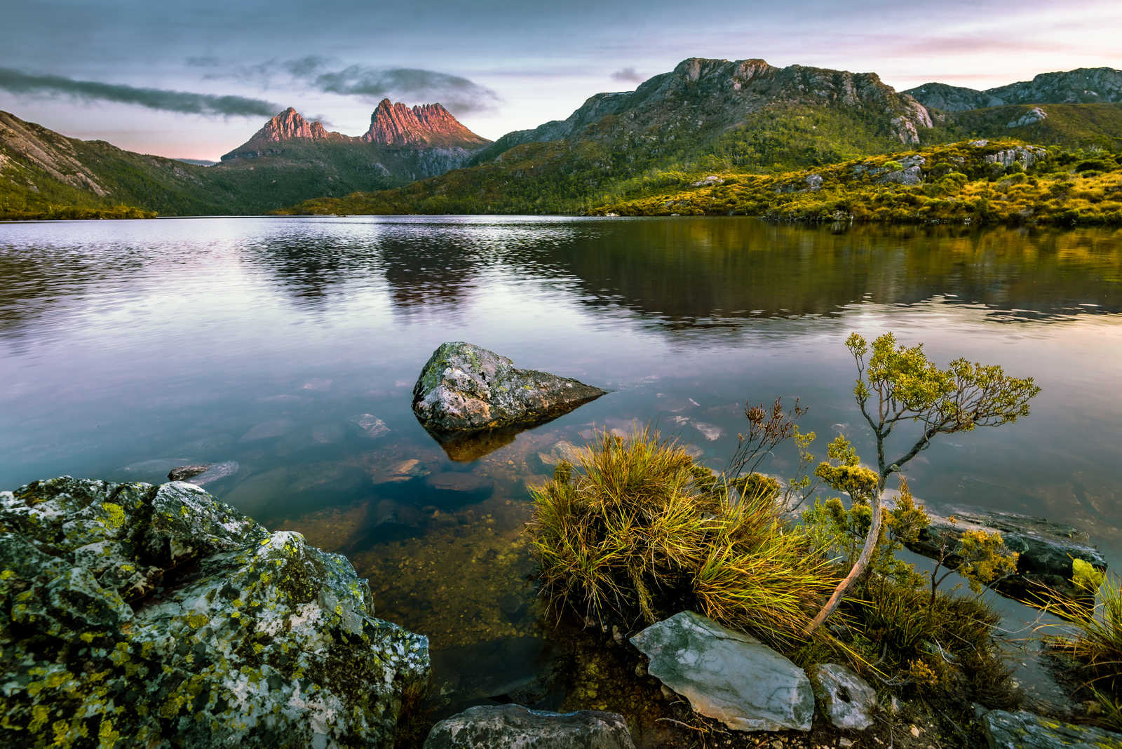 lac de montagne Saint clair avec au fond la Montagne de Cradle © Posnov Viktor