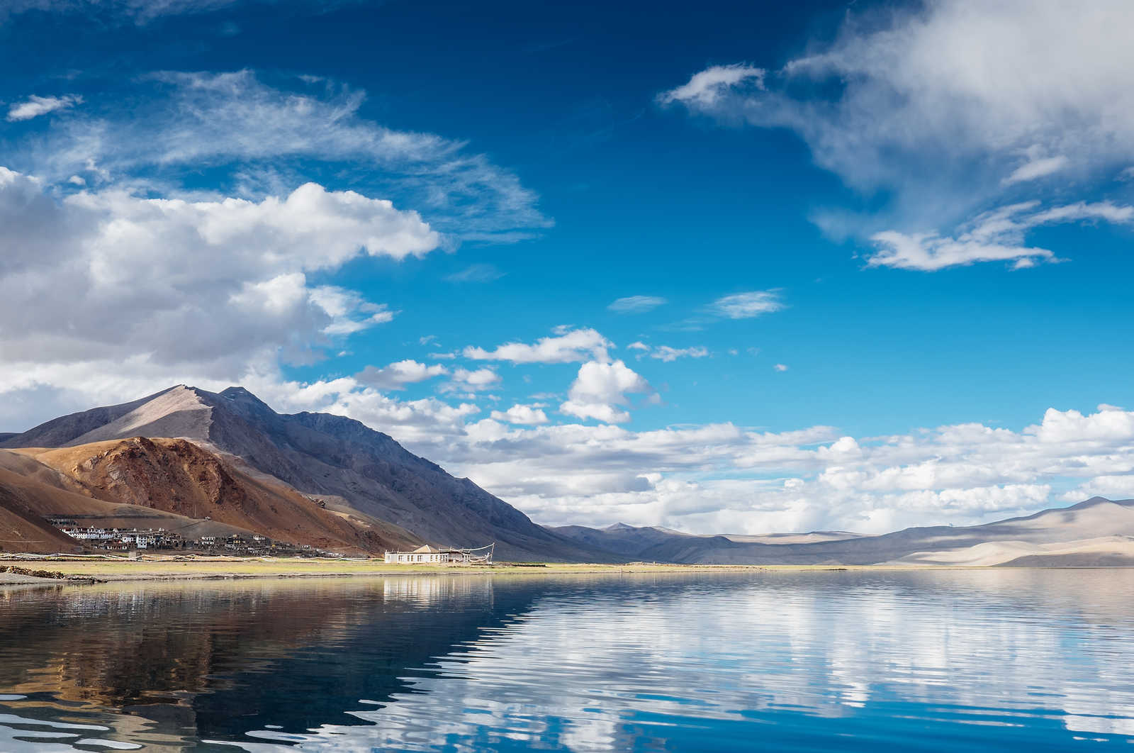 Lac de Tso Moriri au Ladakh avec la vue sur le village de Korzok dans l'Inde Himalayenne © Soloviova Liudmyla