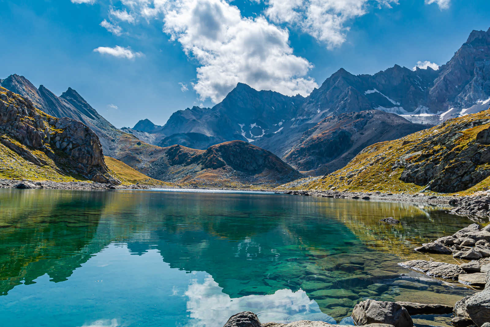 Lac Marinet, dans la vallée de l'ubaye, Alpes de Haute Provence © Alessandrogiam Adobe