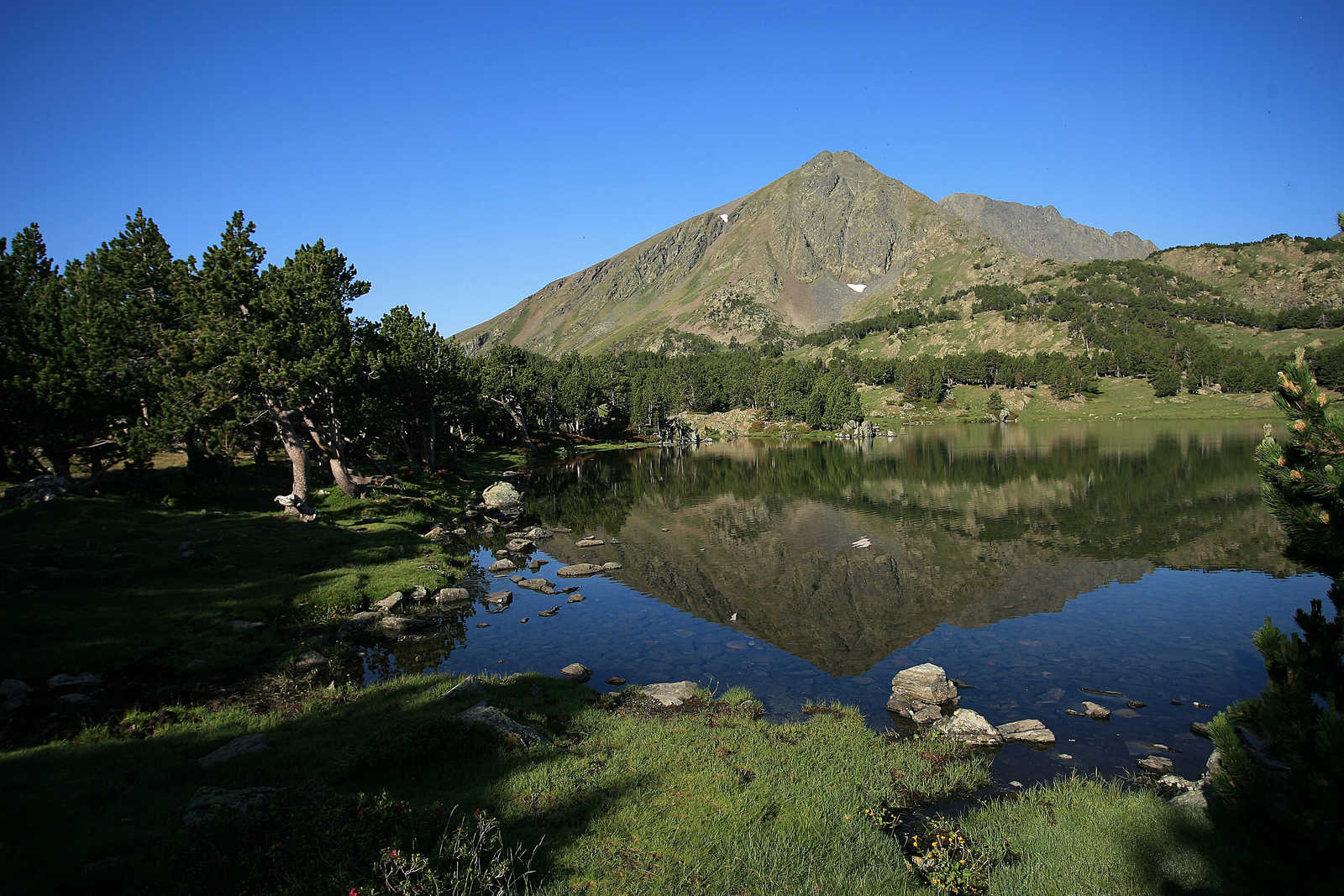 Lac ombragé lors d'un trek dans le massif de Neouvielle, Pyrénées © OT FONT ROMEU