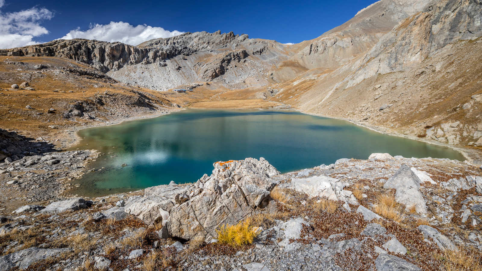 Lac Premier et refuge de Chambeyron, vallée de l'Ubaye, Alpes de Haute Provence © Pascal Fraboul
