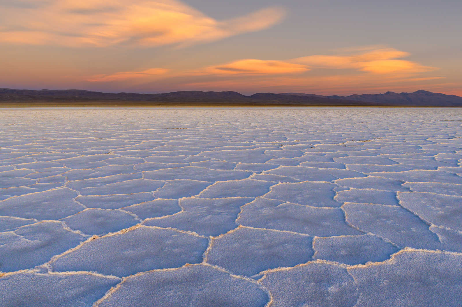 Lac salé Salinas Grandes en Argentine pendant le coucher du soleil © Andrmoel