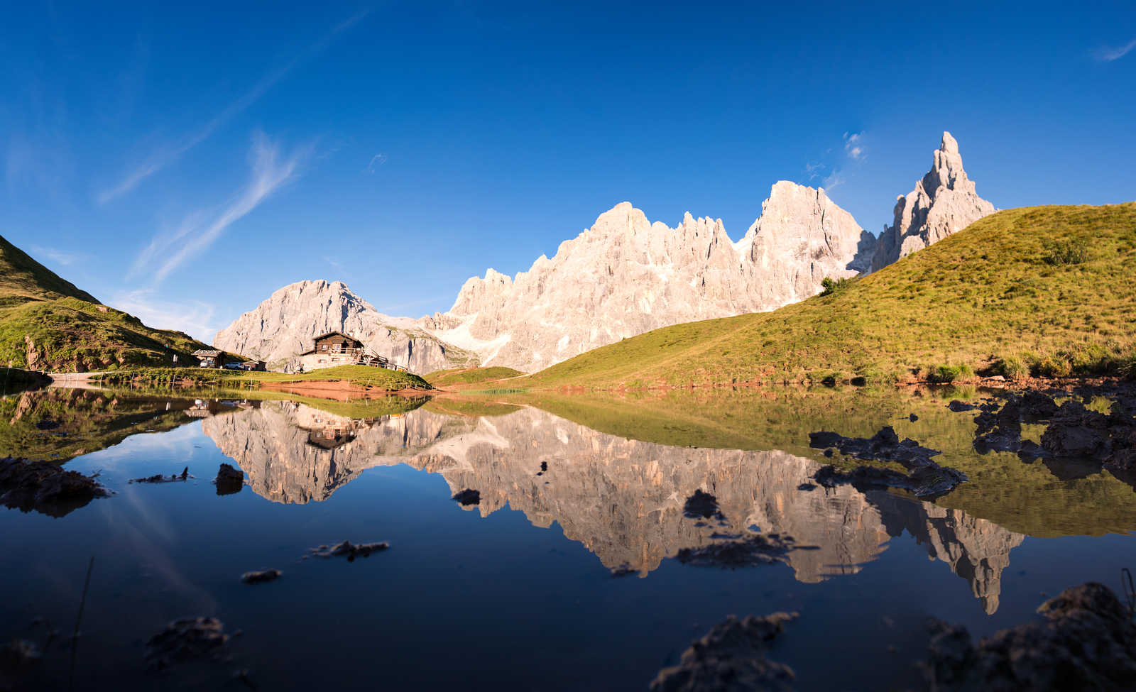 lac San Martino dans les alpes italiennes © Franco Visintainer