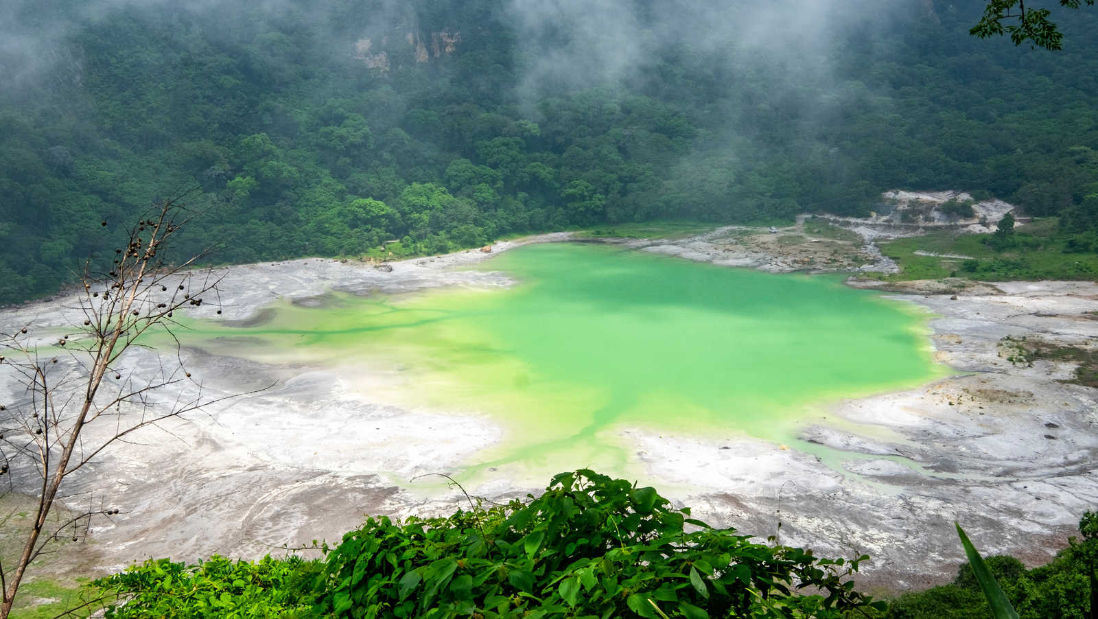 laguna-de-alegria-at-the-tecapa-volcano-el-salvador © Fraga Elsa