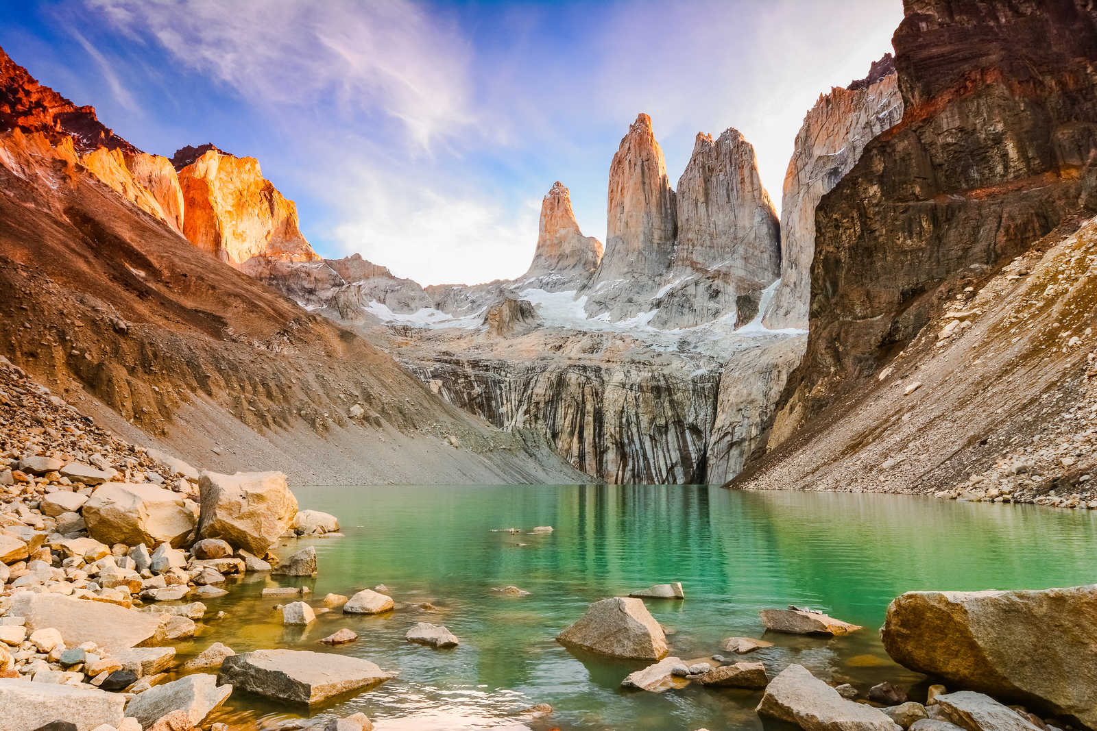 Laguna torres avec les tours au coucher du soleil, parc national Torres del Paine, Patagonie, Chili © Davidionut