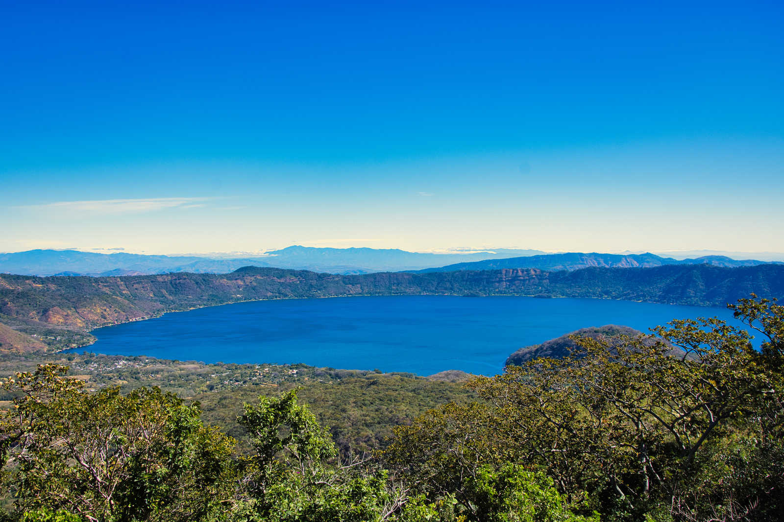 lake-suchitlan-san-salvador-travel-suchitoto-el-salvador © Ianovska Mariana