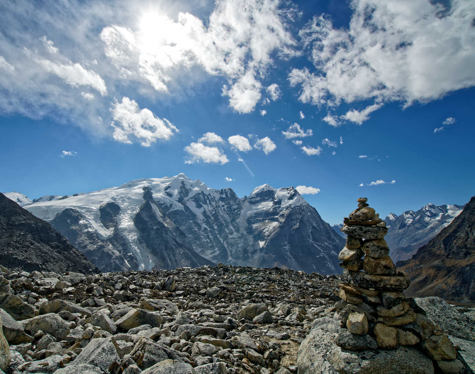 Le beau paysage pour se rendre au Mera peak © Volodymyr Khytrykov