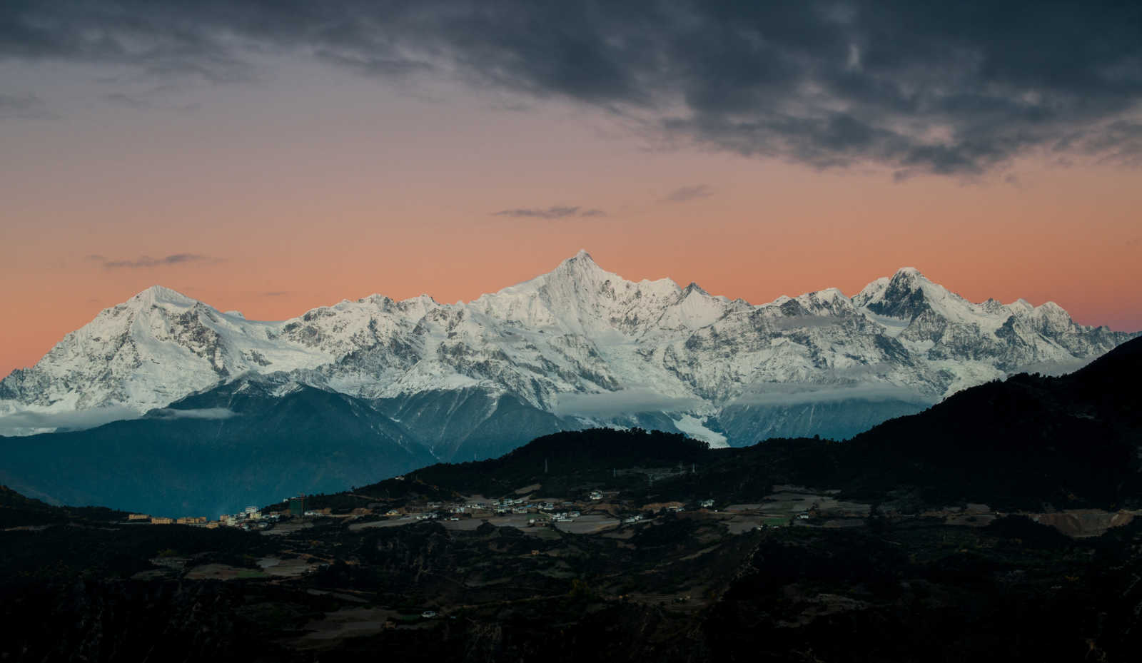 Le couché de soleil sur les montagnes enneigées de kawa Karpo © A_Visual