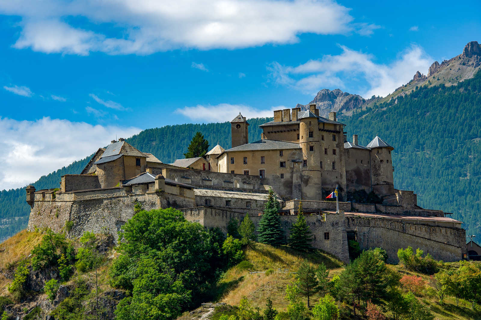 Le fort Queyras dans la ville de Château-Ville-Vieille © Btwimages
