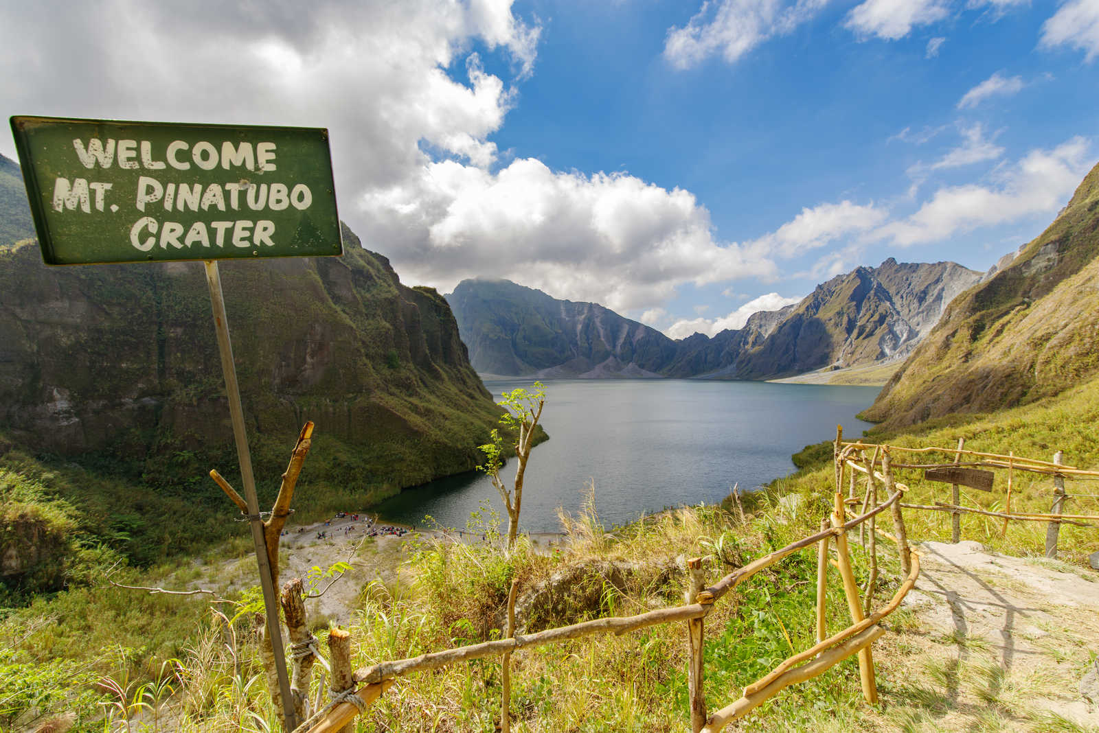 Le lac de cratère du Mont Pinatubo © Bugking88