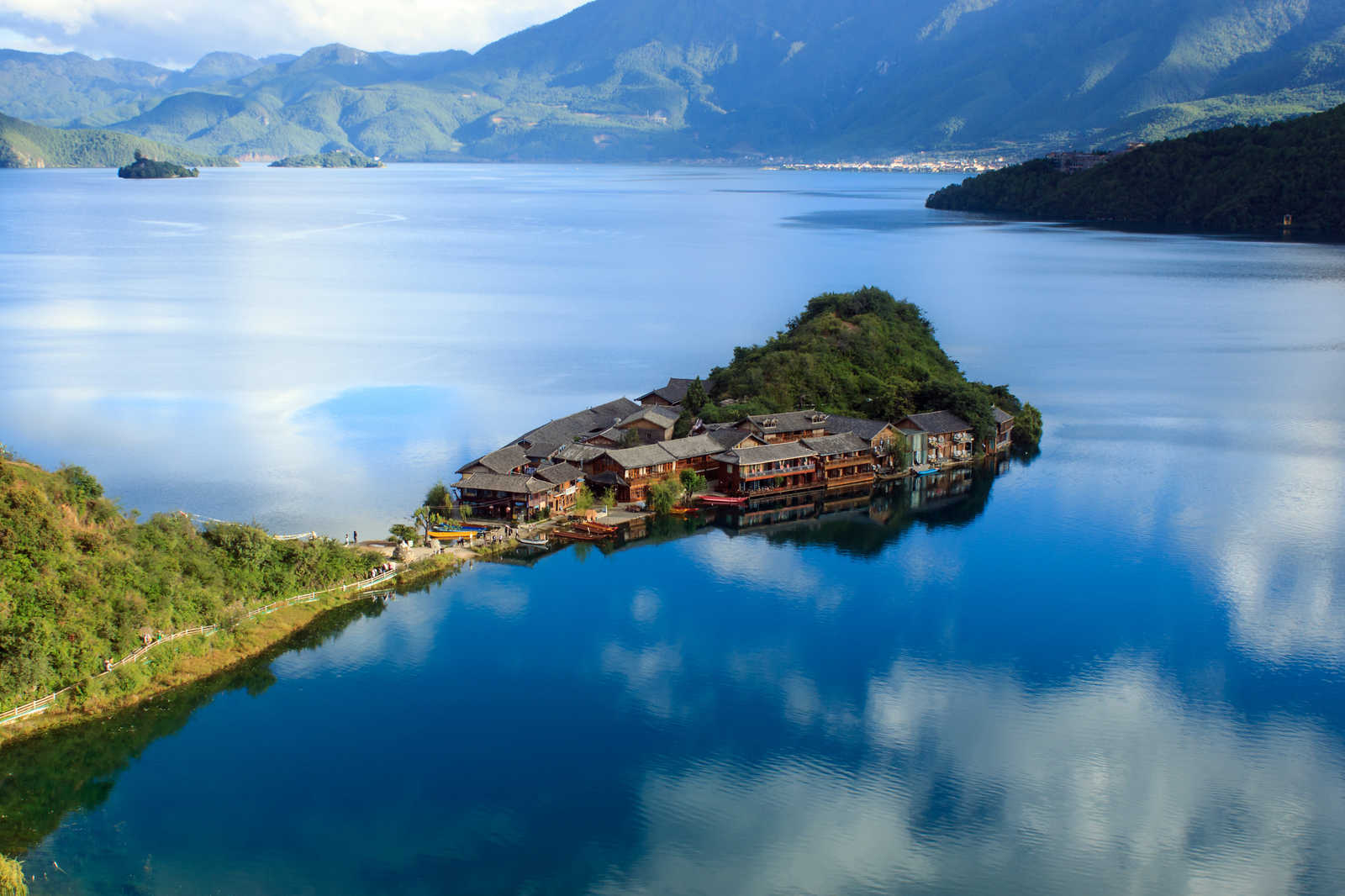 Le magnifique lac de Lugu en Chine © Dong
