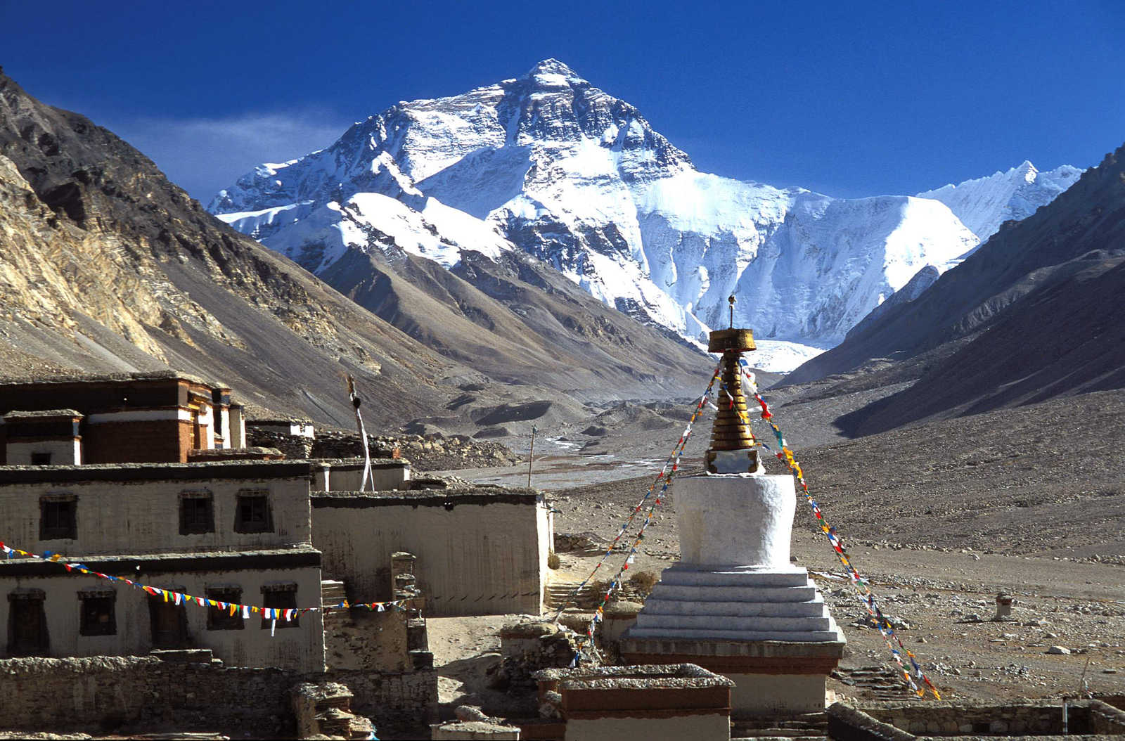 Le monastère de Rongbuk et la face nord de l'Everest au Tibet © M. GOUNOT