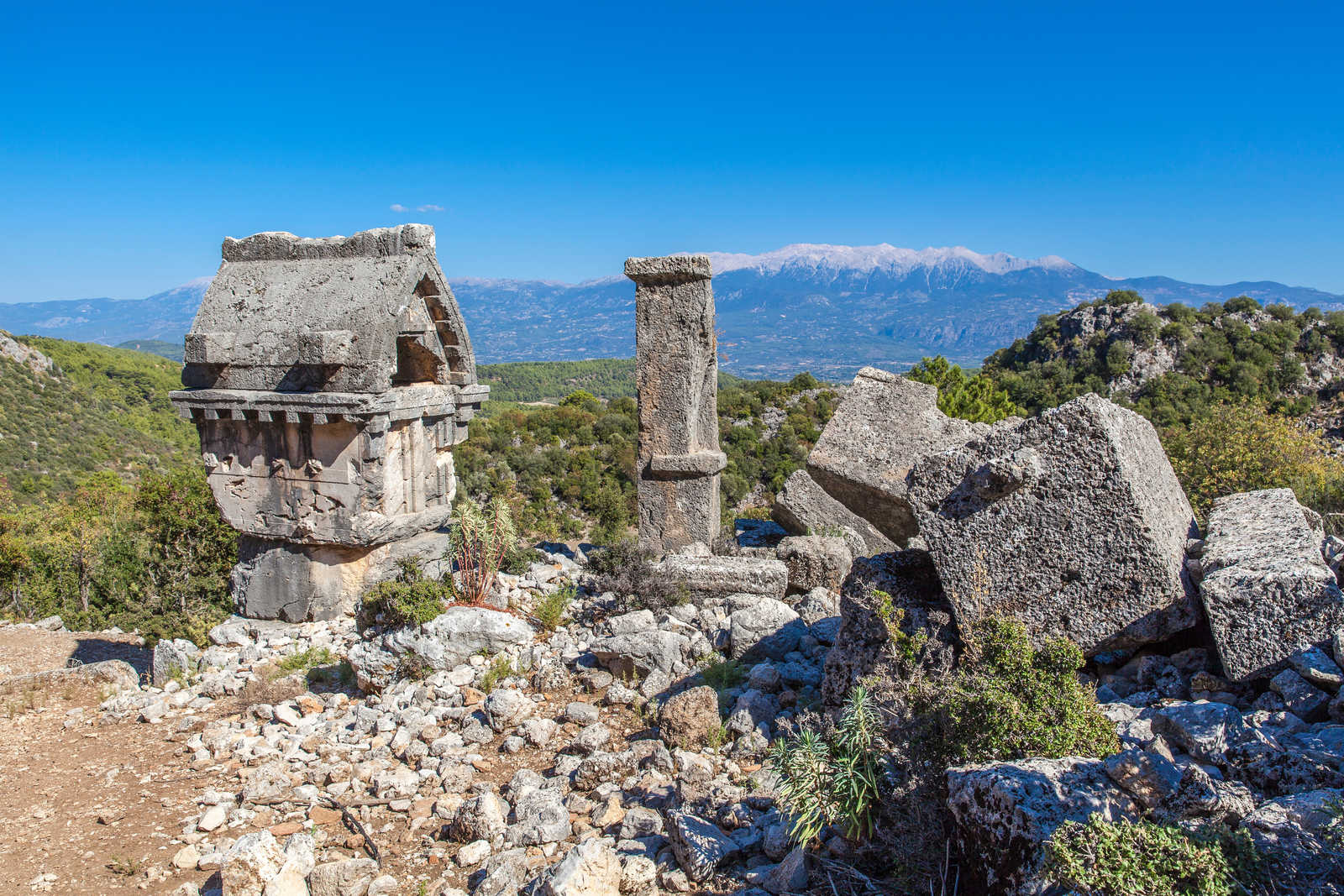 Le sarcophage de la nécropole de l'ancienne ville de Pinara, Fethiye, Turquie © Murattegmen