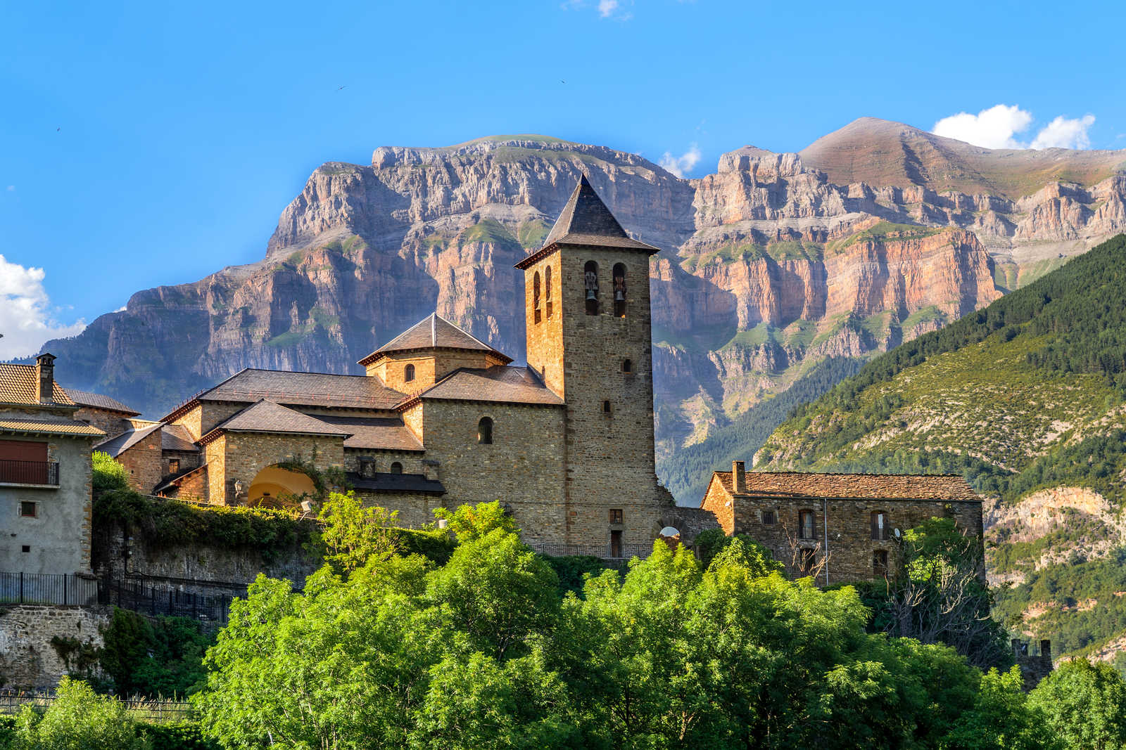 Le village de Torla-Ordesa devant le Mont Perdu, Parc National d'Ordesa, Pyrénées © Taljat Adobe