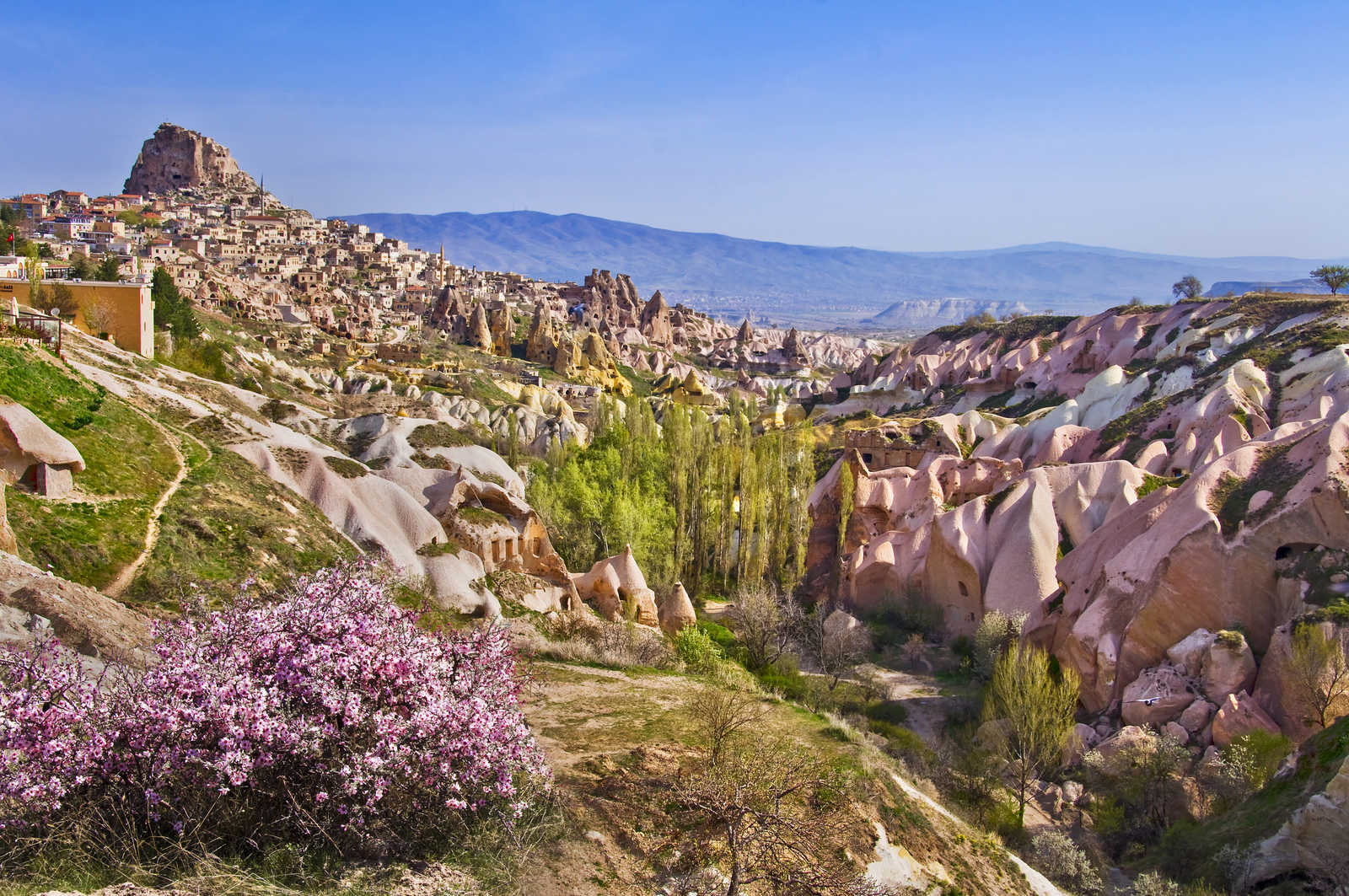 Le village d'Uchisar et la vallée des Pigeons, Cappadoce, Turquie © Delphotostock