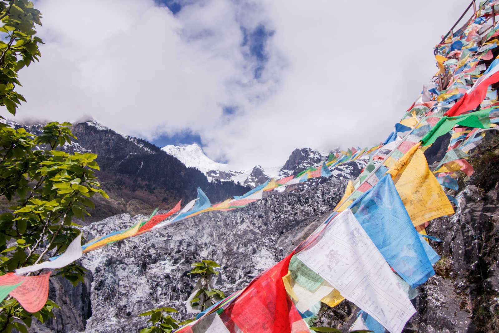 Les montagnes enneigées de Kawa Karpo dans la province de Yunnan © Babyq